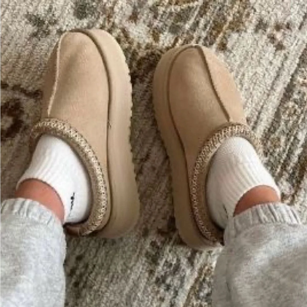 UGG Tazz women size 10
BestSeller/ gently used
Color :Sand - Picture 2 of 16